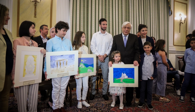 Παυλόπουλος: Παιδιά της Παιδικής Πινακοθήκης Ελλάδας του χάρισαν ζωγραφιές τους