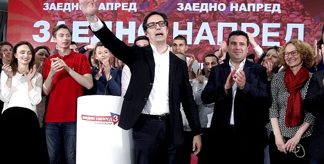 Βόρεια Μακεδονία: Ορκίστηκε ο Πεντάροφσκι, παρών ο Κατρούγκαλος