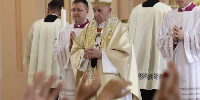 Πάπας: Οι χώρες που κατασκευάζουν όπλα προκαλούν την προσφυγιά αλλά αρνούνται να υποδεχθούν τους πρόσφυγες