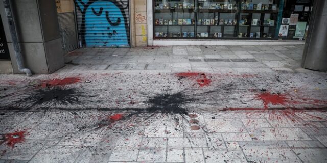 Επίθεση με μπογιές και πέτρες από τον “Ρουβίκωνα” σε εταιρεία στο Μοναστηράκι