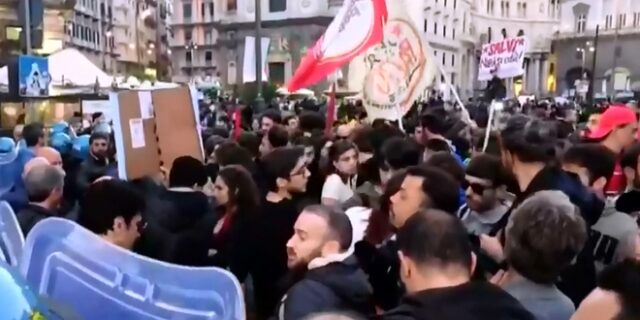 Ιταλία: Με διαδηλώσεις και επεισόδια “υποδέχθηκε” τον Σαλβίνι η Νάπολη