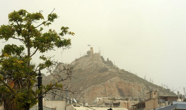 Καιρός: Αραιές νεφώσεις, σκόνη και υψηλές θερμοκρασίες