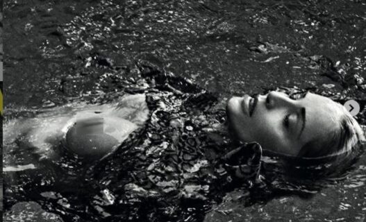 Σάρον Στόουν: Ποζάρει γυμνή για τη Vogue στα 61 της