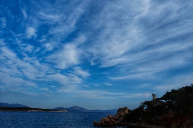 Αραιές νεφώσεις και υψηλές θερμοκρασίες την Κυριακή