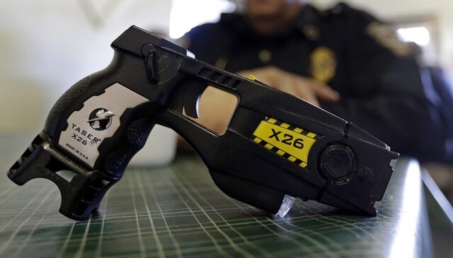 Πατέρας χρησιμοποιούσε όπλο taser για να “πειθαρχεί” τα παιδιά του