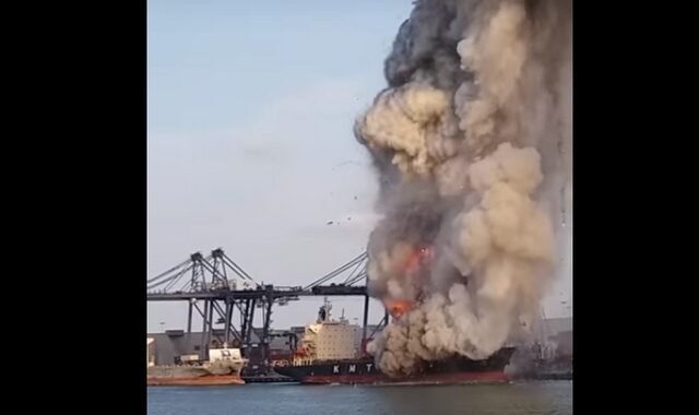Φωτιά σε πλοίο με χημικά στην Ταϊλάνδη – Πάνω από 130 άνθρωποι στο νοσοκομείο
