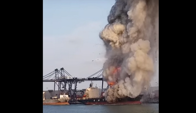 Φωτιά σε πλοίο με χημικά στην Ταϊλάνδη – Πάνω από 130 άνθρωποι στο νοσοκομείο