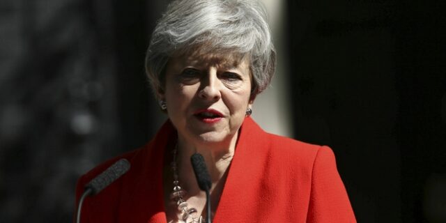 Παραιτήθηκε με κλάματα η Τερέζα Μέι