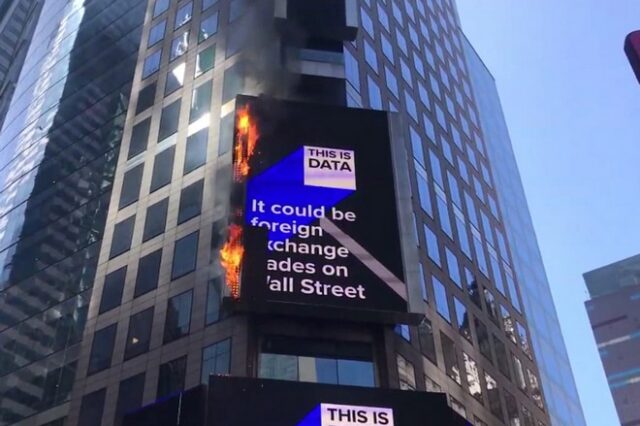 Νέα Υόρκη: Φωτιά πήρε μία από τις μεγαλύτερες διαφημιστικές γιγαντοοθόνες στην Τάιμς Σκουέρ