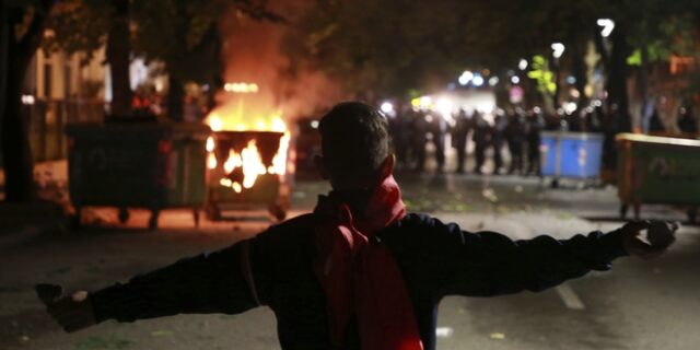 Αλβανία: Νέα βίαια επεισόδια σε αντικυβερνητική διαδήλωση στα Τίρανα