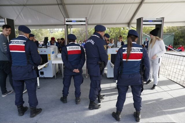 Συνελήφθησαν δύο φερόμενοι “τρομοκράτες” στην είσοδο του κοινοβουλίου