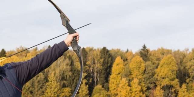 Θρίλερ σε ξενοδοχείο: Τρεις ένοικοι βρέθηκαν νεκροί από βέλη τόξου