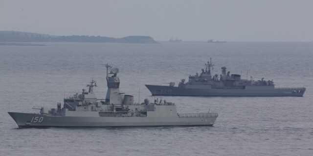Σκηνικό έντασης στην ΑΟΖ στήνει η Τουρκία: Έστειλε 10 πολεμικά πλοία για τον “Πορθητή”