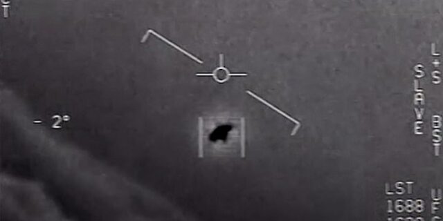 Βίντεο: Πιλότοι του Πολεμικού Ναυτικού “έπιασαν” UFO να πετούν καθημερινά πάνω από τις ΗΠΑ