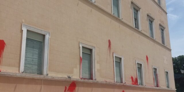 Επίθεση με μπογιές και καπνογόνα στη Βουλή