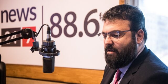 Live εικόνα: Ο Γιώργος Βασιλειάδης στο στούντιο του News24/7 στους 88,6