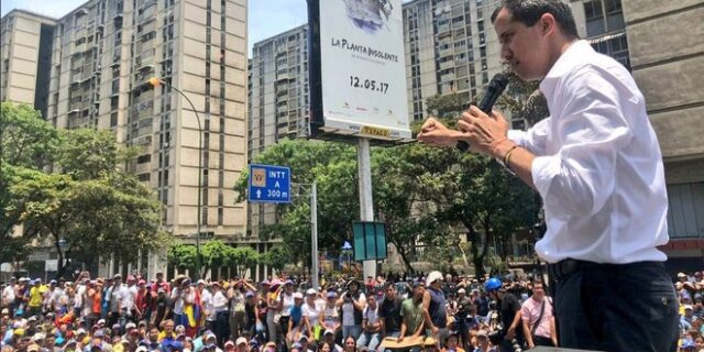 Βενεζουέλα: Ο Γκουαϊδό καλεί τον λαό σε γενική απεργία
