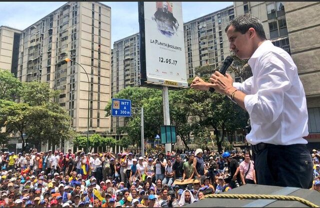 Βενεζουέλα: Ο Γκουαϊδό καλεί τον λαό σε γενική απεργία