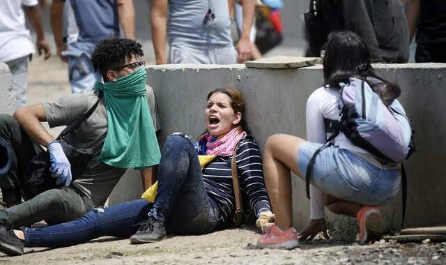 Χάος στη Βενεζουέλα: Νεκρή από σφαίρα γυναίκα σε διαδήλωση της αντιπολίτευσης