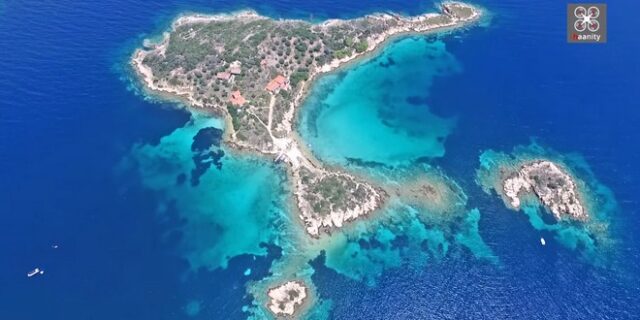 Κρυφά θέρετρα χλιδής: Τα άγνωστα γαλαζοπράσινα νησάκια της Χαλκιδικής