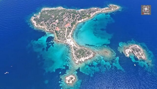 Κρυφά θέρετρα χλιδής: Τα άγνωστα γαλαζοπράσινα νησάκια της Χαλκιδικής