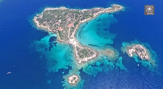 Κρυφά θέρετρα χλιδής: Τα άγνωστα γαλαζοπράσινα νησάκια της Χαλκιδικής