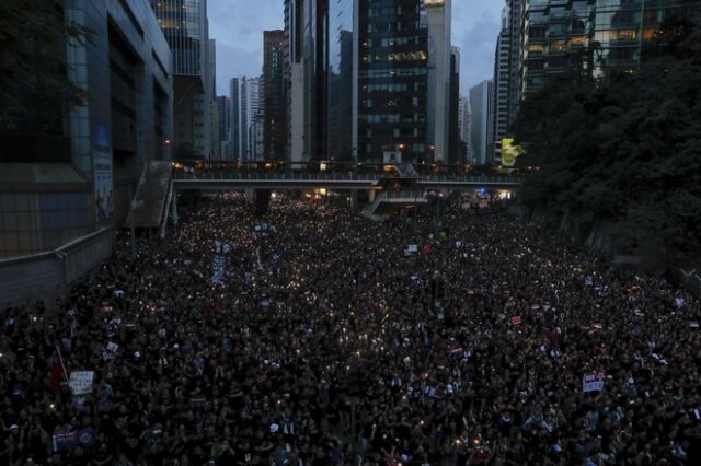 Κίνα: Δεκάδες χιλιάδες κόσμος διαδηλώνει στους δρόμους του Χονγκ Κονγκ