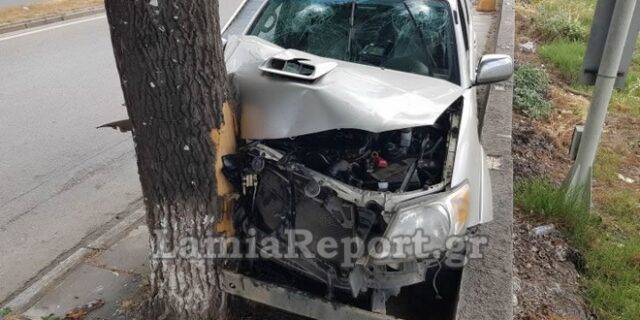 Λαμία-τροχαίο: Πέρασε στο αντίθετο ρεύμα και “καρφώθηκε” πάνω σε δέντρο