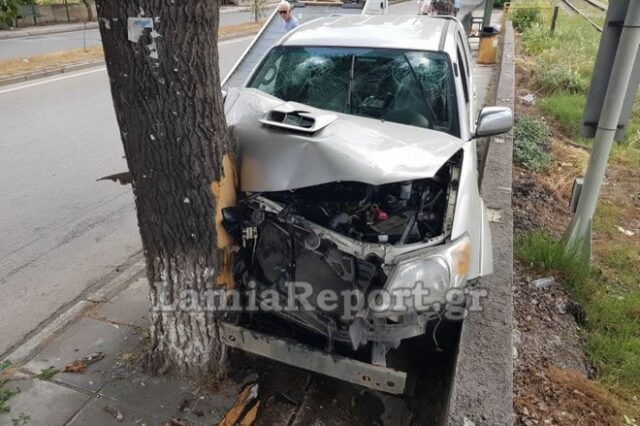 Λαμία-τροχαίο: Πέρασε στο αντίθετο ρεύμα και “καρφώθηκε” πάνω σε δέντρο