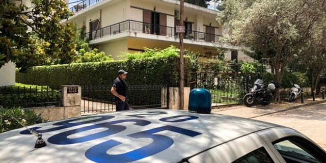 Μαχαίρωσε μέχρι θανάτου τον πατέρα της και στη συνέχεια έκοψε τις φλέβες της