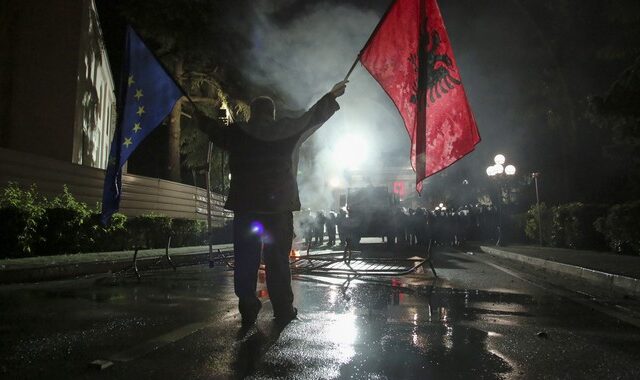 Στην κόψη του ξυραφιού η Αλβανία: Αυστηρή προειδοποίηση Γιούνκερ – Ράμα και Μέτα στα “χαρακώματα”