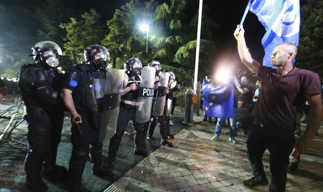 Χάος στην Αλβανία: Νέες συγκρούσεις της αστυνομίας με οπαδούς της αντιπολίτευσης