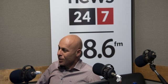 Ο Γιώργος Αμυράς, η σπηλιά στη Φολέγανδρο, η ποδηλατάδα στις Ευρωεκλογές, οι φτωχές πλην τίμιες φακές και οι γιαννιώτικες πίττες, στην εκπομπή “Πολιτικοί στο πιάτο”
