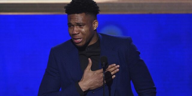 Συγκλονιστικός Γιάννης Αντετοκούνμπο: Ξέσπασε σε κλάματα όταν παρέλαβε το βραβείο του MVP