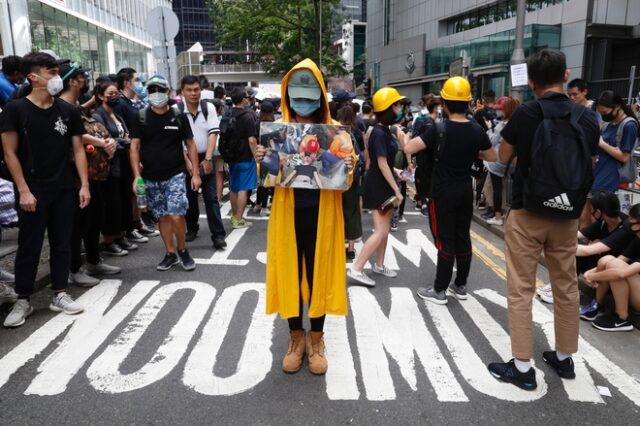 Χονγκ Κονγκ: Χιλιάδες διαδηλωτές περικύκλωσαν το αρχηγείο της αστυνομίας