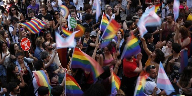Δακρυγόνα και πλαστικές σφαίρες στο απαγορευμένο Gay Pride της Κωνσταντινούπολης