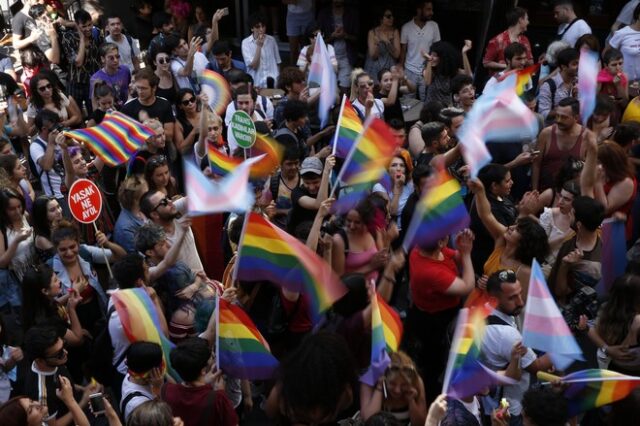 Δακρυγόνα και πλαστικές σφαίρες στο απαγορευμένο Gay Pride της Κωνσταντινούπολης