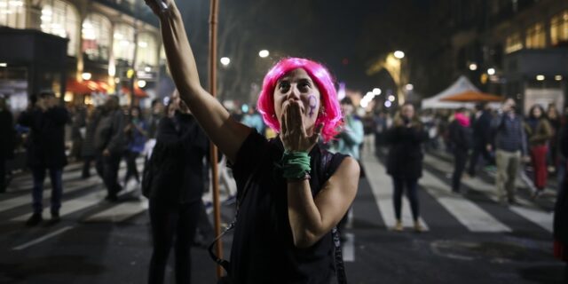 Αργεντινή: Δεκάδες χιλιάδες γυναίκες διαδήλωσαν για την ανισότητα των φύλων και υπέρ των αμβλώσεων