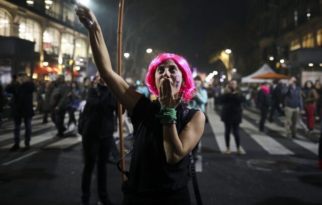 Αργεντινή: Δεκάδες χιλιάδες γυναίκες διαδήλωσαν για την ανισότητα των φύλων και υπέρ των αμβλώσεων