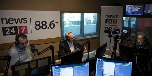 Κυρίτσης και Μπογδάνος έπαιξαν “Σκληρό Ροκ” στον News 24/7 στους 88,6