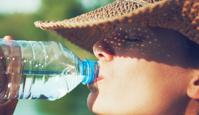 Πίνεις νερό από πλαστικό μπουκάλι; “Τρως” περισσότερα από 121.000 σωματίδια τον χρόνο