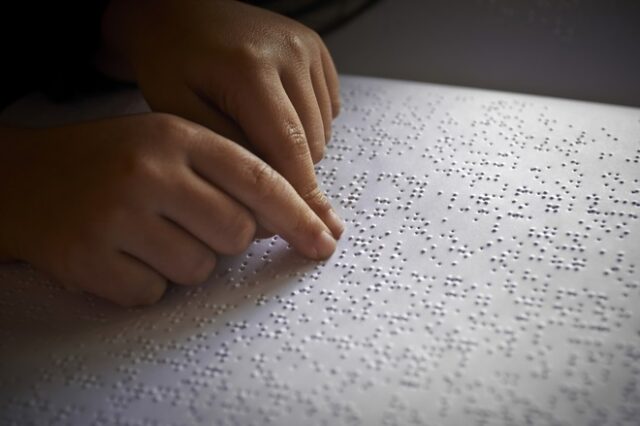 Η ΝΔ τυπώνει για πρώτη φορά το πρόγραμμα της σε γραφή Braille