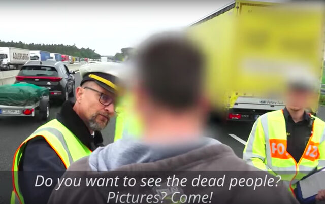 “Θες να τραβήξεις φωτογραφία τον νεκρό; Έλα!” Σοκαριστικό video από τροχαίο στη Γερμανία