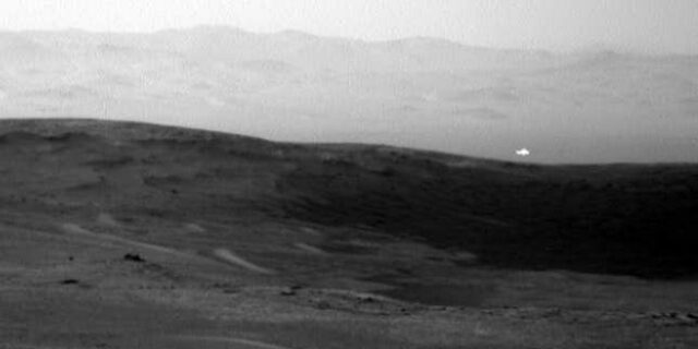 Μυστηριώδης λάμψη στον Άρη πυροδοτεί (ξανά) σενάρια περί εξωγήινων