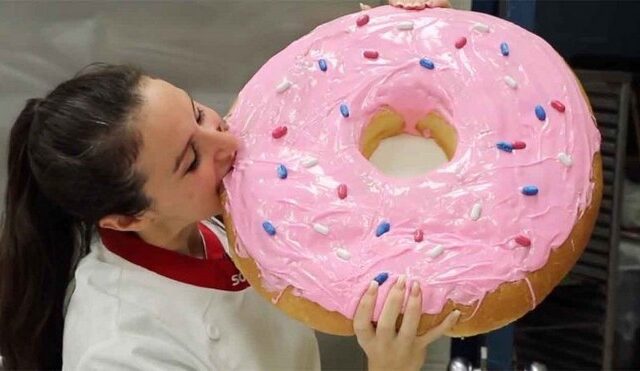 Blogger έφτιαξε ντόνατ 12.000 θερμίδων