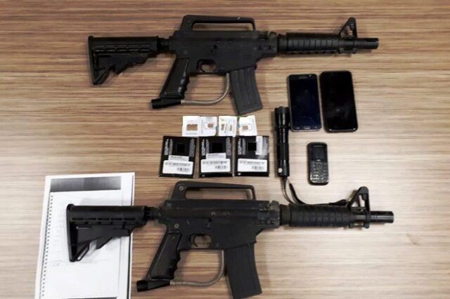 Συνελήφθησαν μαφιόζοι που εκβίαζαν για “προστασία” και  προκάλεσαν φασαρία σε μπαρ στη Σαλαμίνα