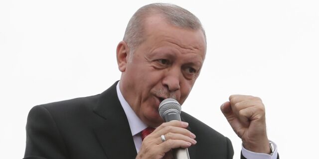 Στην μέγγενη ΕΕ – ΗΠΑ ο Ερντογάν: “Γονατίζουν” την τουρκική λίρα οι κυρώσεις