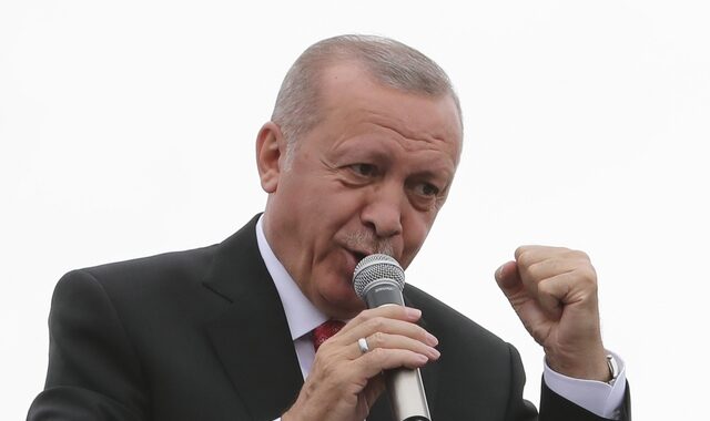 Στην μέγγενη ΕΕ – ΗΠΑ ο Ερντογάν: “Γονατίζουν” την τουρκική λίρα οι κυρώσεις
