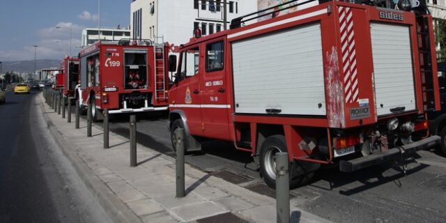 Σε ύφεση η φωτιά στο Κατράκειο Θέατρο στη Νίκαια