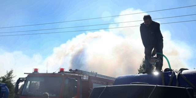 Φωτιά στα Σπάτα ανάμεσα σε σπίτια – Συναγερμός στην Πυροσβεστική